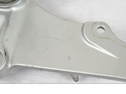 Höger sida på Fotpinnefäste från en Suzuki GSX-R 750 -2006 motorcykel.