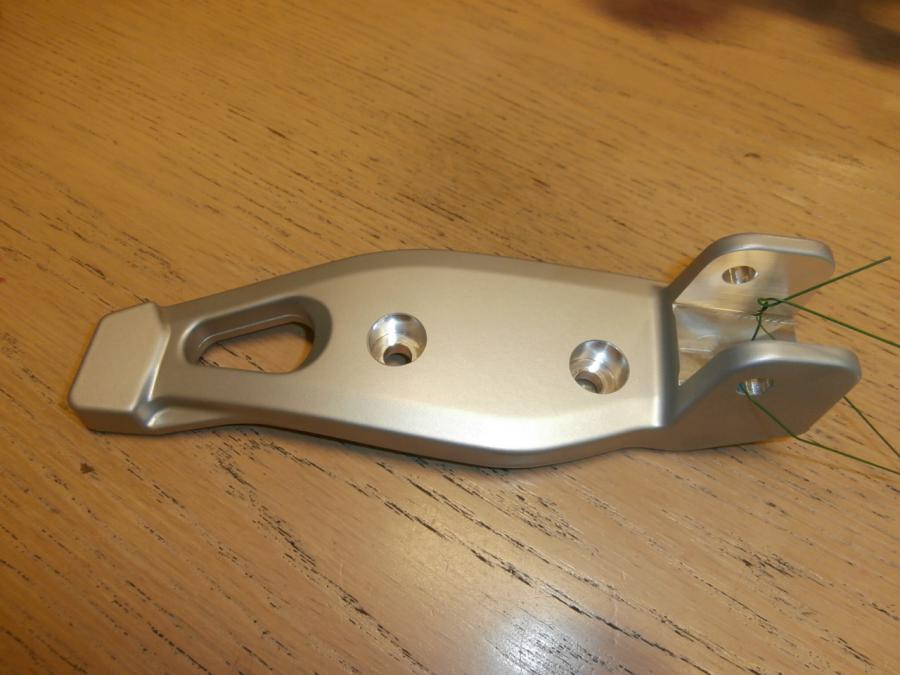 Framsidan på Fotpinnefäste från en BMW R 1150 R -2002 motorcykel.