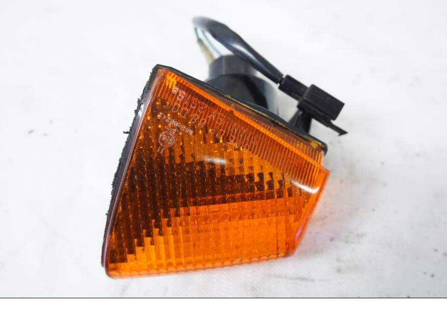 Snett uppifrån på <p>Blinkers höger fram från Honda VFR 750 F 1994.</p>

<p>Repor på glaset samt litet jack. Okej skick.</p> motorcykel.