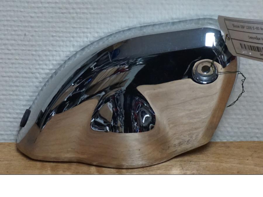 Framsidan på Dekorkåpa från en Suzuki GSF 1200 -2000 motorcykel.