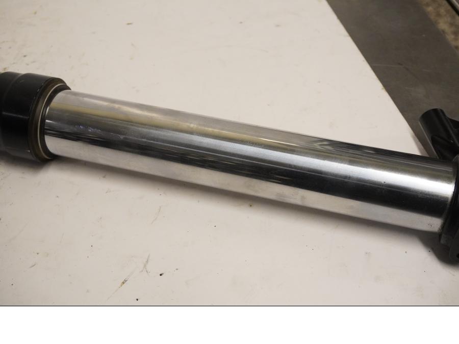 Höger sida på Gaffelben från en KTM 690 SMC -2009 motorcykel.