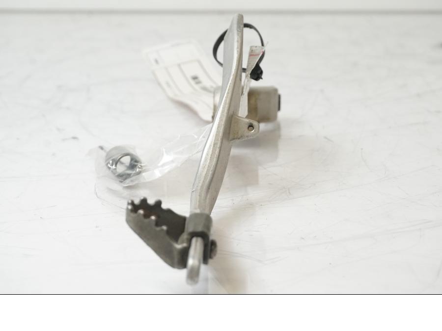 Vänster sida på <p>Bromspedal från Husqvarna TE 310 2009.</p>

<p>Skavmärke finns se bild.</p> motorcykel.