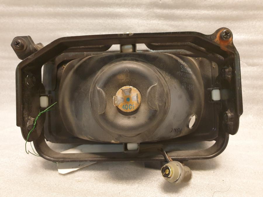 Snett nerifrån på Strålkastare från en Suzuki DR 800 S -1995 motorcykel.