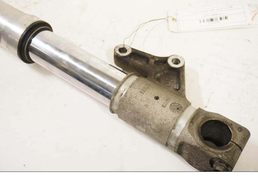 Baksidan på Gaffelben från en Ducati Monster 620 -2004 motorcykel.