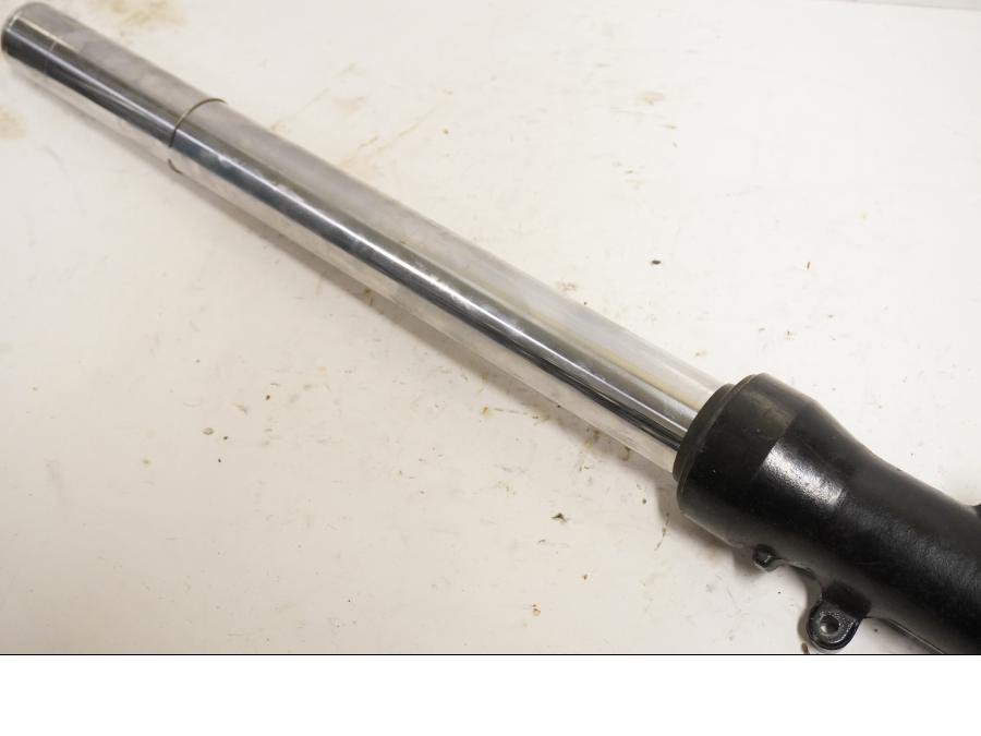 Höger sida på Gaffelben från en Honda CBR 1000 F -1993 motorcykel.