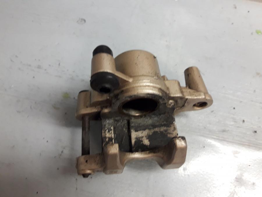 Baksidan på Bromsok från en Honda CBR 125 R -2005 motorcykel.