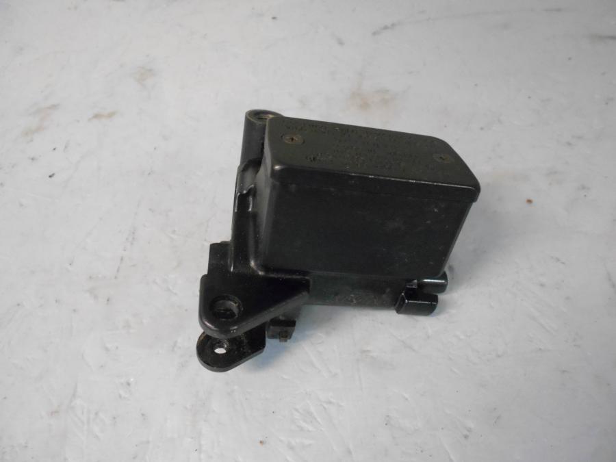 Framsidan på Bromshuvudcylinder från en Suzuki GSX 1400 -2003 motorcykel.