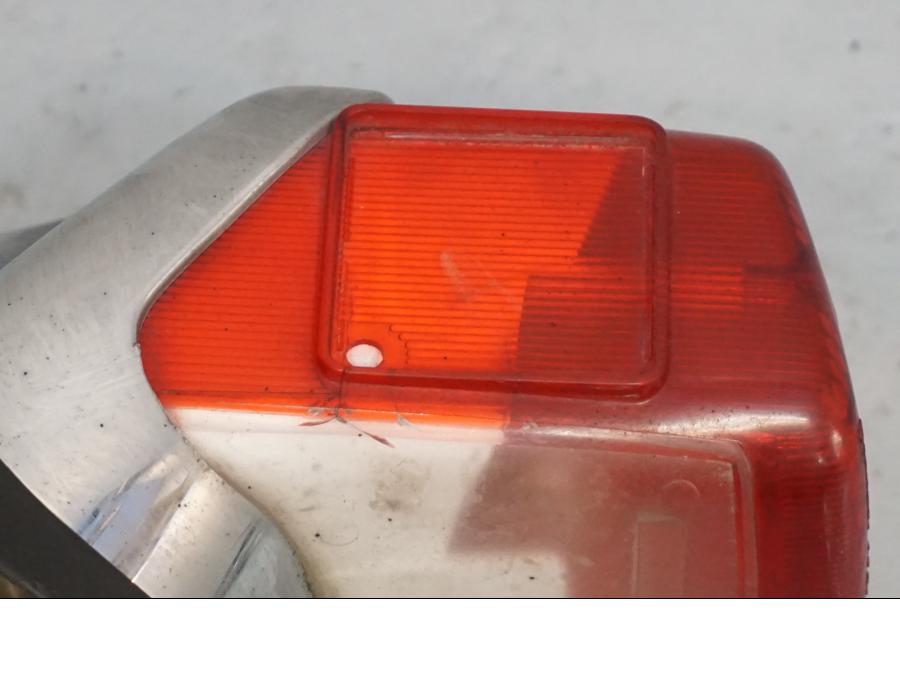 Snett uppifrån på Baklampa från en Yamaha XV 535 -2001 motorcykel.