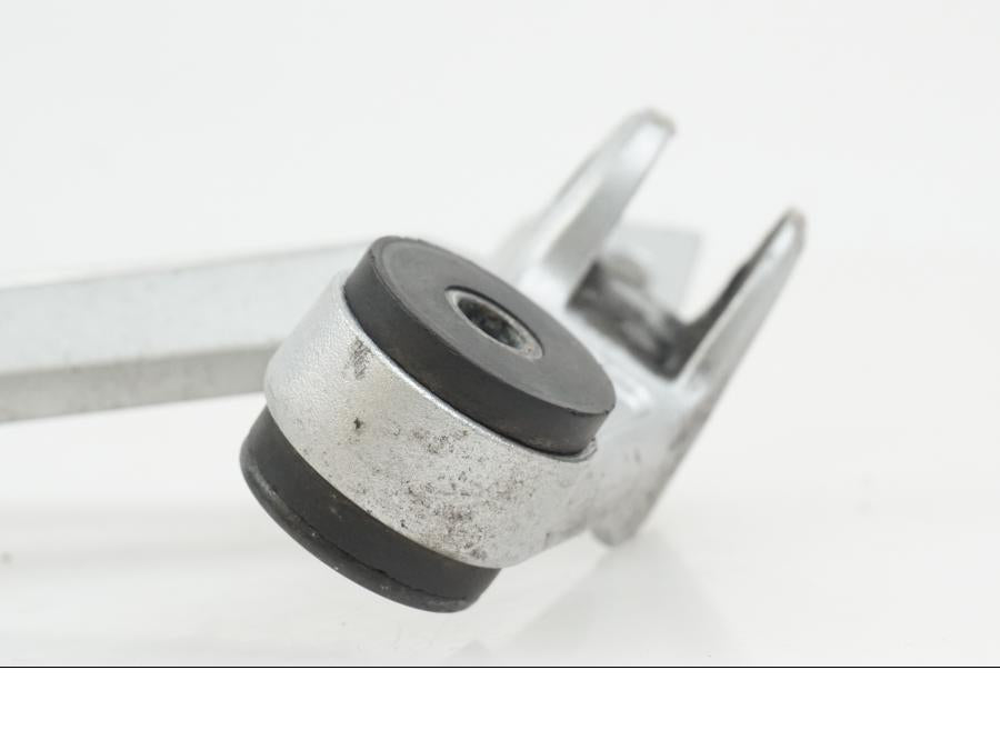 Vänster sida på Fotpinnefäste från en Suzuki GSX-R 1000 -2007 motorcykel.