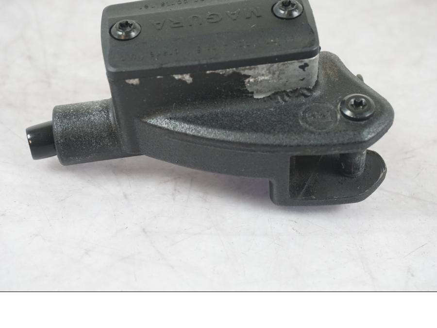 Höger sida på Kopplingshuvudcylinder från en KTM 1290 Super Adventure S -2022 motorcykel.