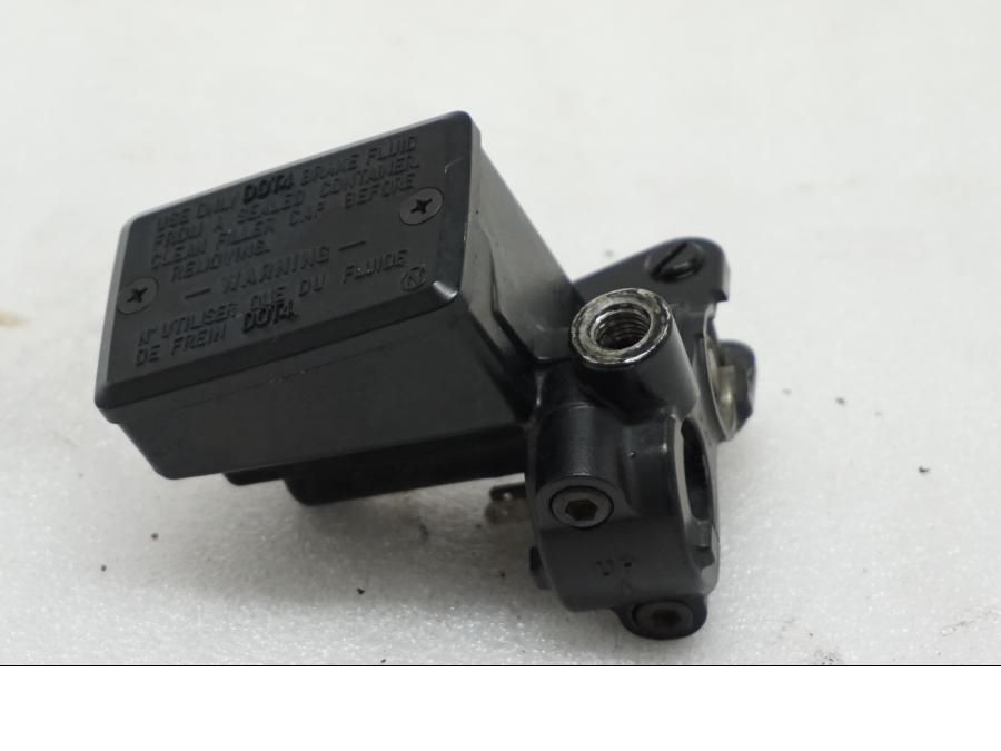 Baksidan på Bromshuvudcylinder från en Buell XB9S -2003 motorcykel.