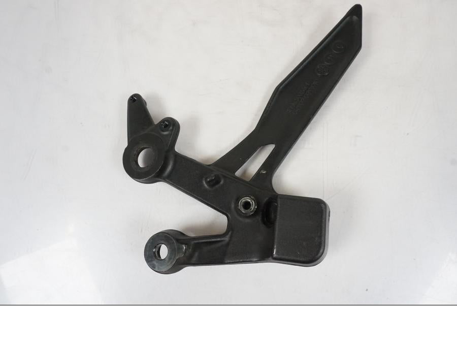 Baksidan på Fotpinnefäste från en KTM 790 Duke -2019 motorcykel.