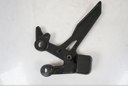 Baksidan på Fotpinnefäste från en KTM 790 Duke -2019 motorcykel.