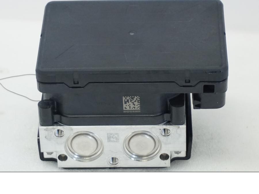 Vänster sida på ABS Modulator från en KTM 1290 Super Adventure R -2021 motorcykel.