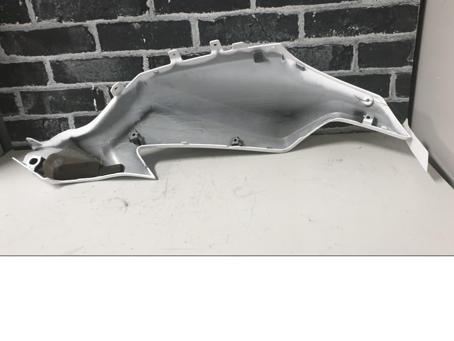 Vänster sida på Bensintankskåpa från en Yamaha MT-07 -2014 motorcykel.