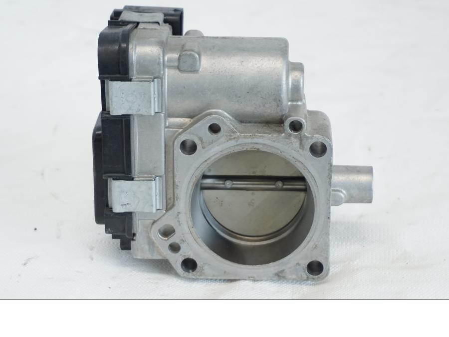 Vänster sida på Spjällhus från en BMW K 1600 -2015 motorcykel.