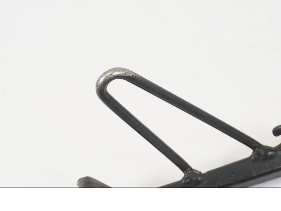 Snett nerifrån på Sidostöd från en Honda NT 700 -2008 motorcykel.