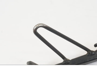 Snett nerifrån på Sidostöd från en Honda NT 700 -2008 motorcykel.