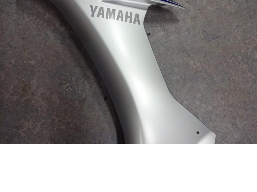 Baksidan på Sidkåpa från en Yamaha YZF 1000 R1 -2015 motorcykel.