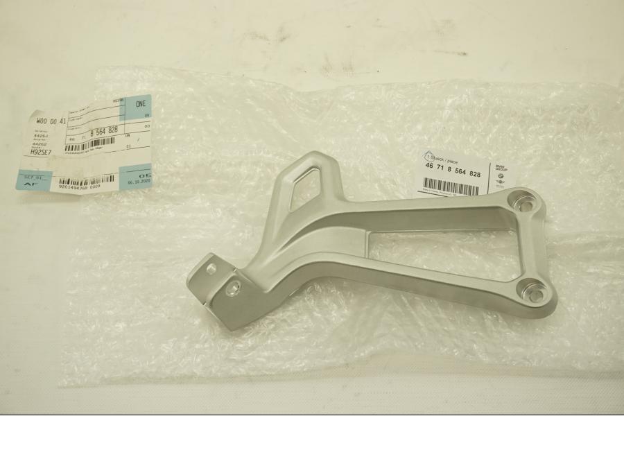 Framsidan på Fotpinnefäste från en BMW F 850 GS -2019 motorcykel.