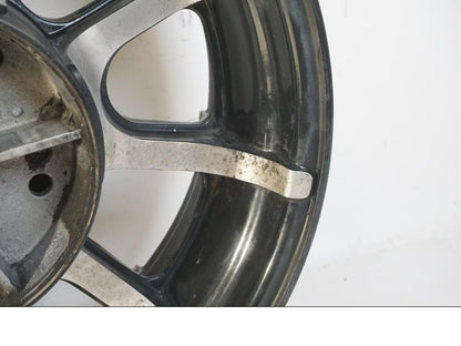 Vänster sida på Fälg från en Indian Chieftain Dark Horse -2019 motorcykel.