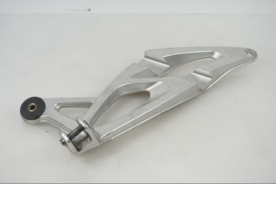 Framsidan på Fotpinnefäste från en BMW K 1200 S -2007 motorcykel.