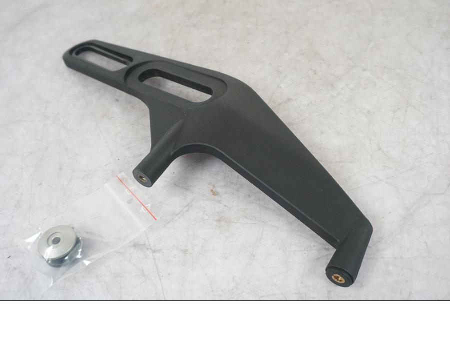 Baksidan på Vindrutefäste från en KTM 1290 Super Adventure S -2022 motorcykel.