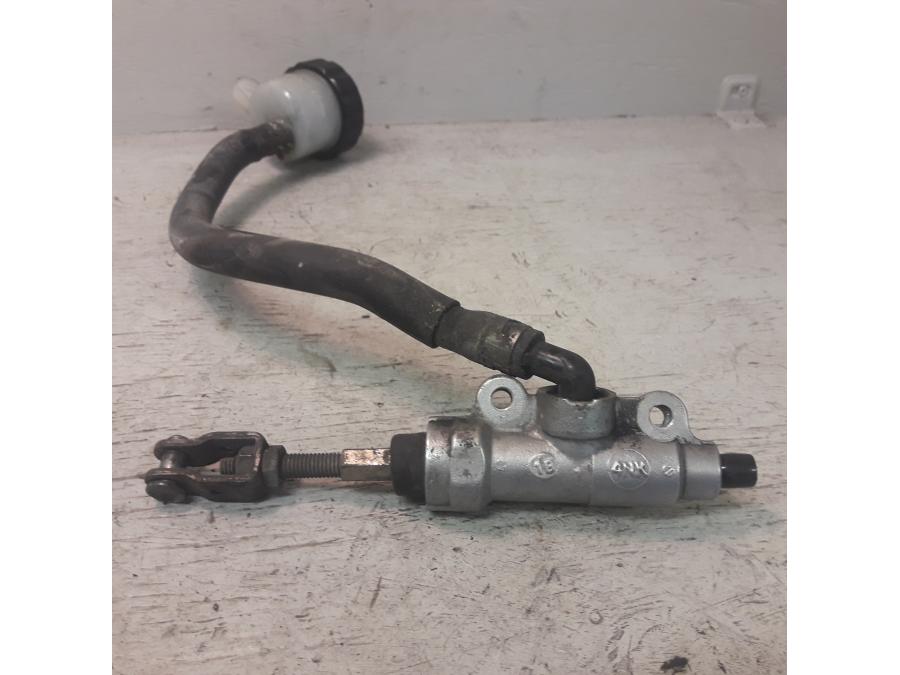 Framsidan på Bromshuvudcylinder från en Yamaha XVS 1100 -2001 motorcykel.