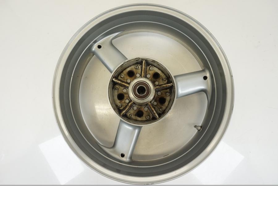 Snett nerifrån på Fälg från en Triumph TT 600 -2002 motorcykel.