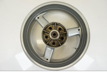 Snett nerifrån på Fälg från en Triumph TT 600 -2002 motorcykel.