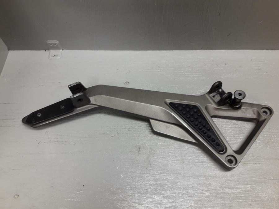 Framsidan på Fotpinnefäste från en Honda CB 600 Hornet -2001 motorcykel.