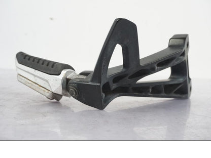 Snett uppifrån på Fotpinne från en Suzuki GSF 1250 -2010 motorcykel.