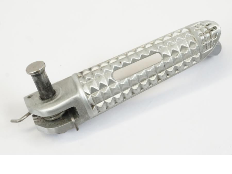 Framsidan på Fotpinne från en Triumph Trident -2021 motorcykel.