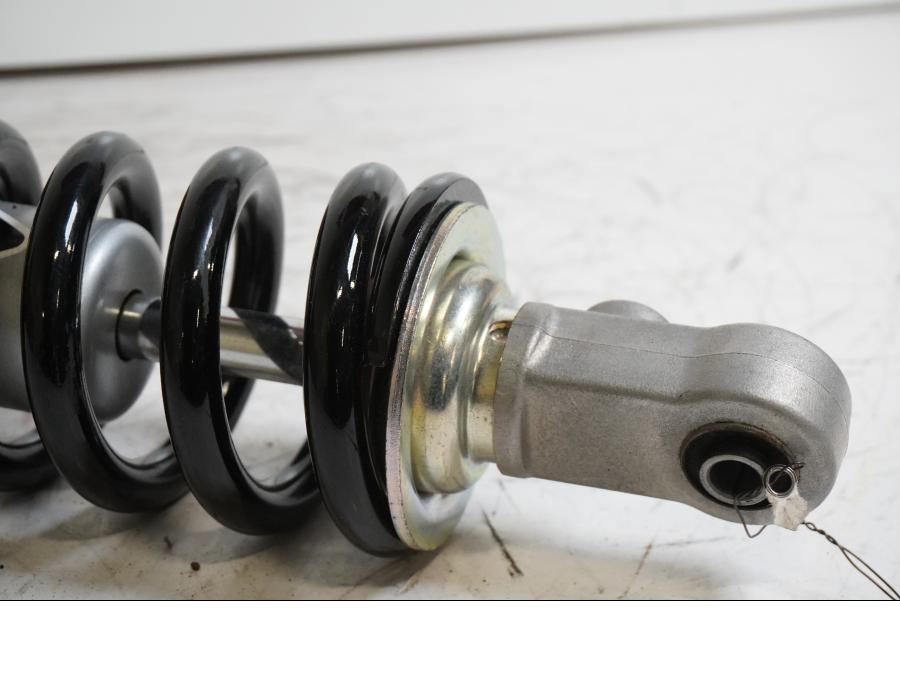 Baksidan på Stötdämpare från en Yamaha MT-09 Tracer -2015 motorcykel.