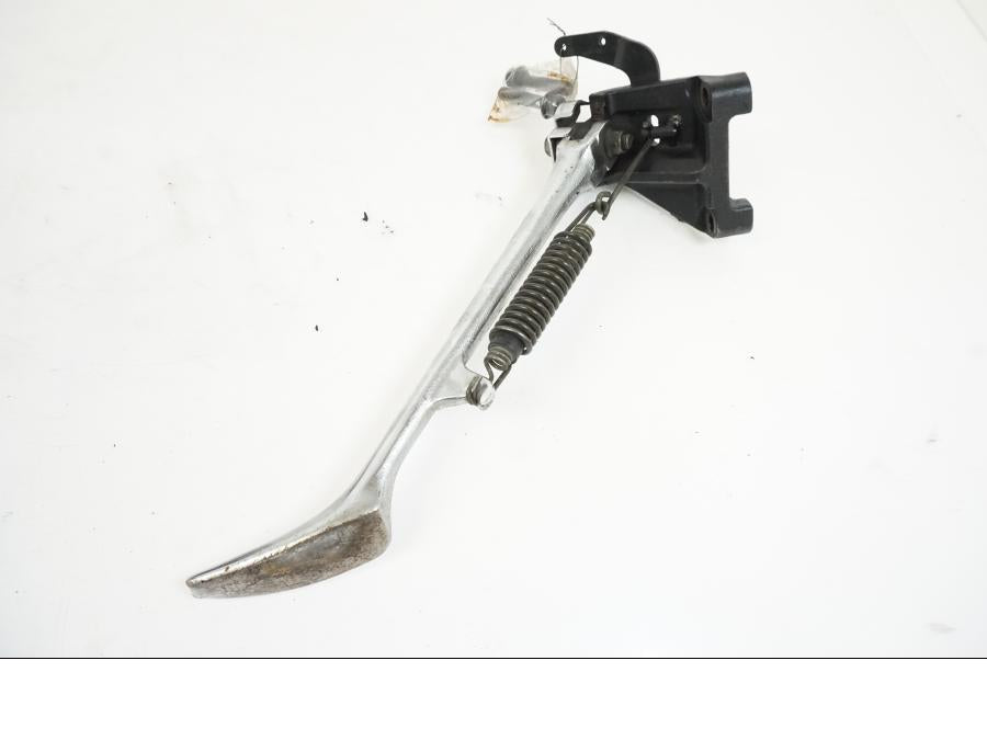 Baksidan på Sidostöd från en Yamaha XVS 1100 -2004 motorcykel.