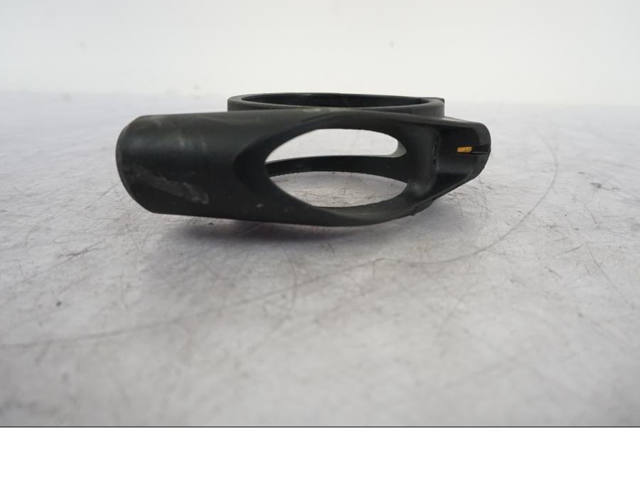 Baksidan på Blinkersfäste från en KTM 1290 Super Duke R -2023 motorcykel.