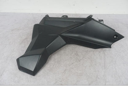 Framsidan på Bensintankskåpa från en Triumph Tiger Explorer -2012 motorcykel.