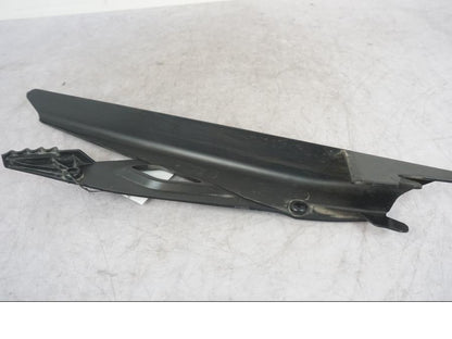 Vänster sida på Kedjeskydd från en KTM 1290 Super Adventure S -2022 motorcykel.