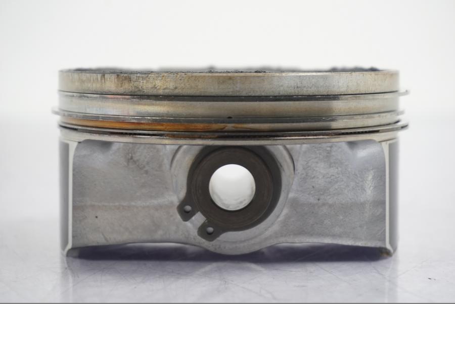 Vänster sida på Kolv från en BMW R NineT -2017 motorcykel.