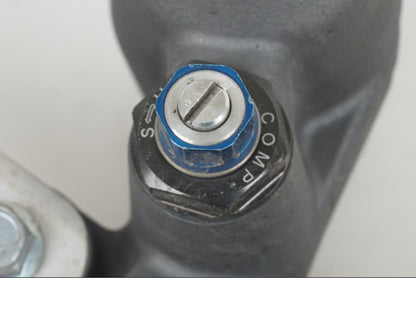 Snett nerifrån på Stötdämpare från en Suzuki GSX-R 1000 -2007 motorcykel.