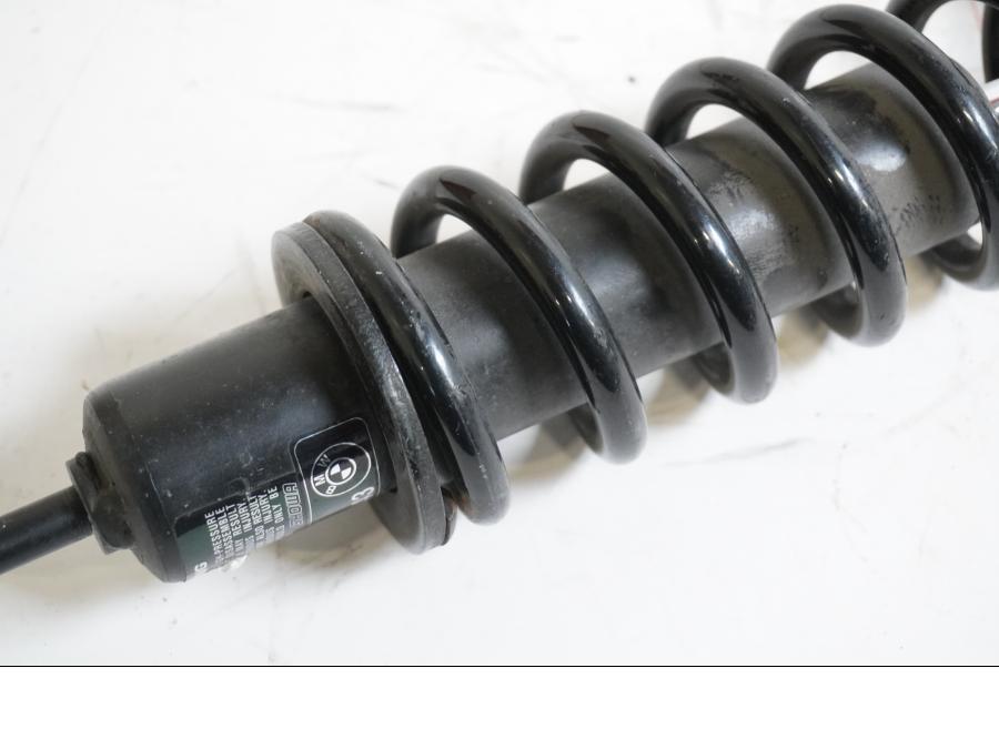 Baksidan på Stötdämpare från en BMW R 1150 RS -2002 motorcykel.