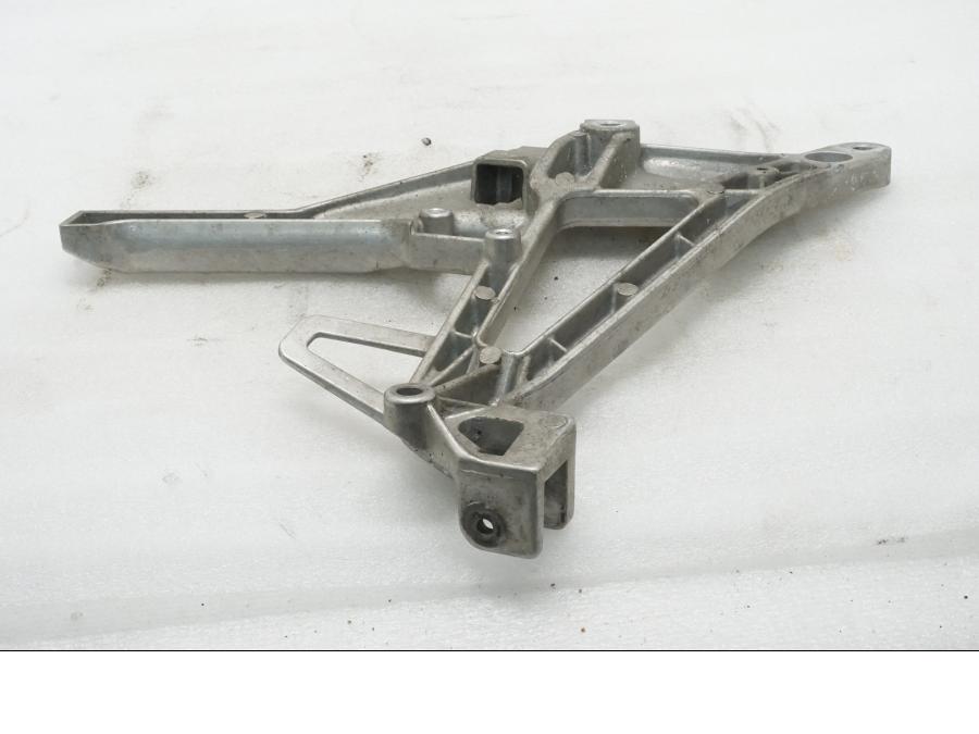 Baksidan på Fotpinnefäste från en Honda VFR 750 -1990 motorcykel.