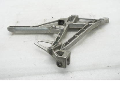 Baksidan på Fotpinnefäste från en Honda VFR 750 -1990 motorcykel.