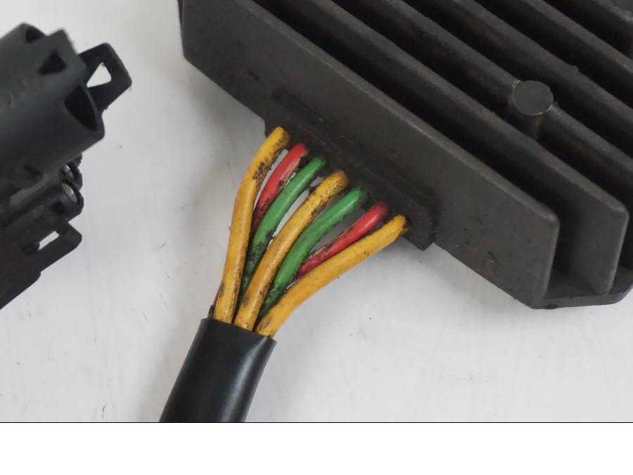 Höger sida på Likriktare från en BMW F 650 CS -2002 motorcykel.