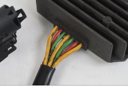 Höger sida på Likriktare från en BMW F 650 CS -2002 motorcykel.