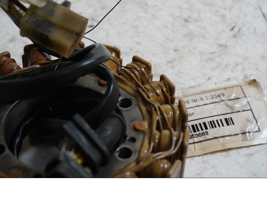 Baksidan på Generator från en Honda XRV 750 -1999 motorcykel.