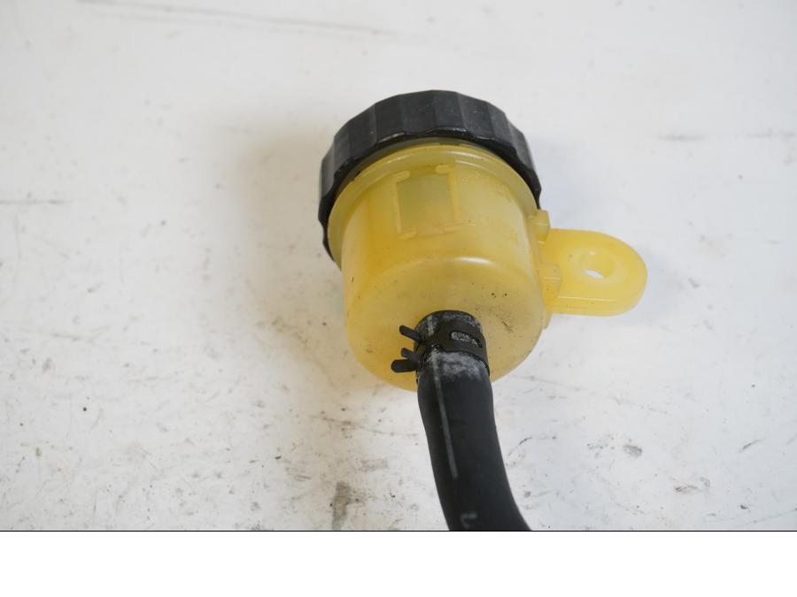 Höger sida på Bromshuvudcylinder från en Yamaha FZ-6 -2007 motorcykel.