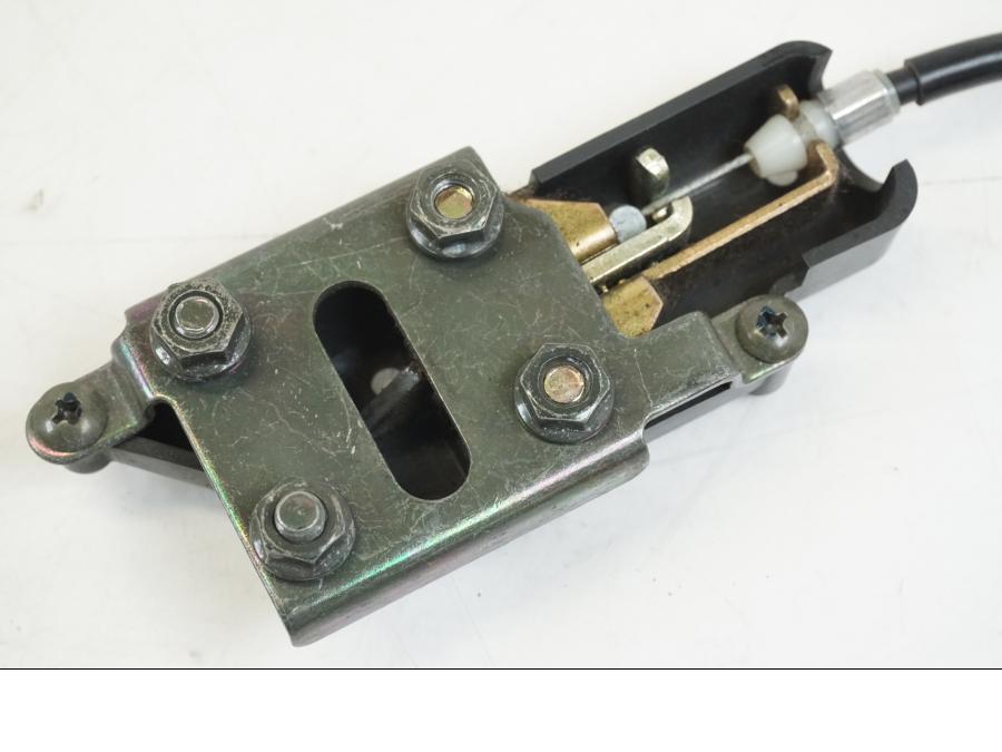 Snett uppifrån på Sadellåsmekanism från en Yamaha YZF 1000 R1 -2001 motorcykel.