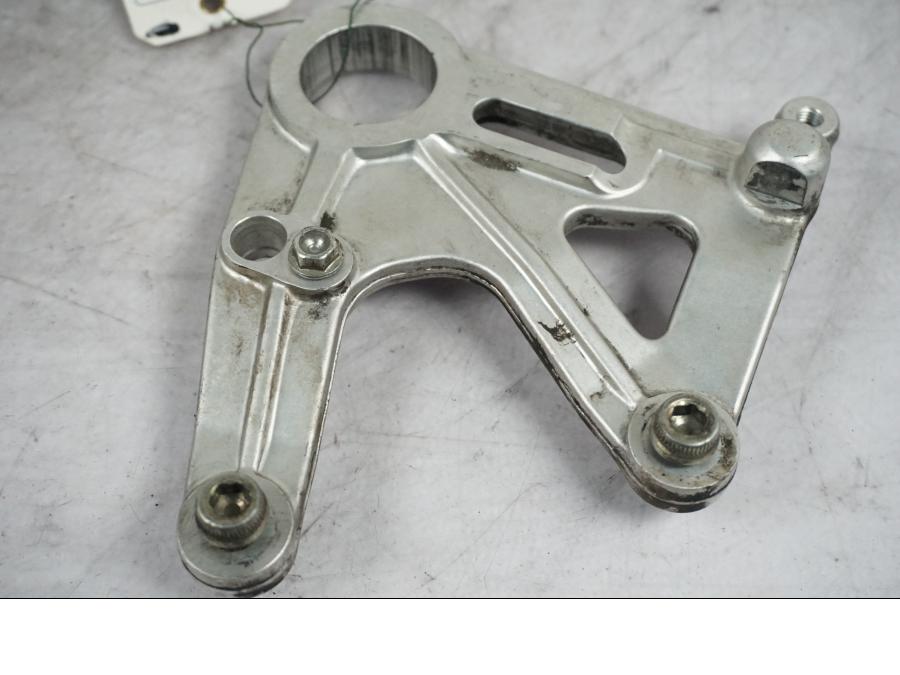 Framsidan på Bromsoksfäste från en Ducati 899 Panigale -2015 motorcykel.