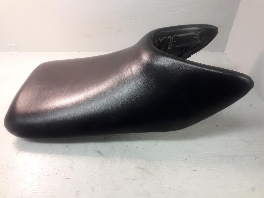 Höger sida på Sadel från en Honda CBR 125 R -2008 motorcykel.